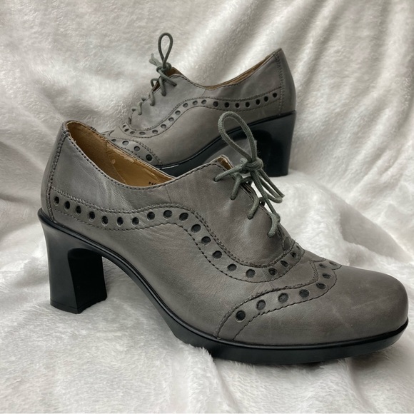 Earth Gray Women's Heeled Oxfords - Picture 2 of 5